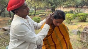 Чистка ушей на индийской улице! . Лучший мастер по чистке ушей в уличной парикмахерской .