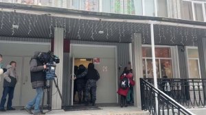 Росгвардейцы заходят в 191 школу, где ученик напал на учительницу с ножом.