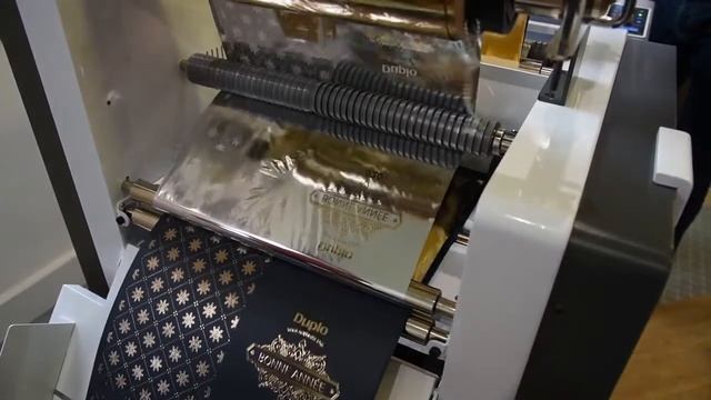 Новогодняя открытка с выборочной 3D лакировкой и фольгированием