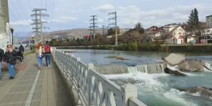 Новогодний Сочи удивляет! Идём в ТРЦ Моремолл: набережная и мосты у реки Сочи, новогодняя атмосфера