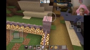 Анфиса открывает коробки, кормит енота, строит город.