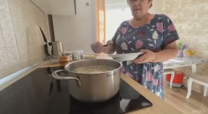 Варим суп с булгуром и фрикадельками.