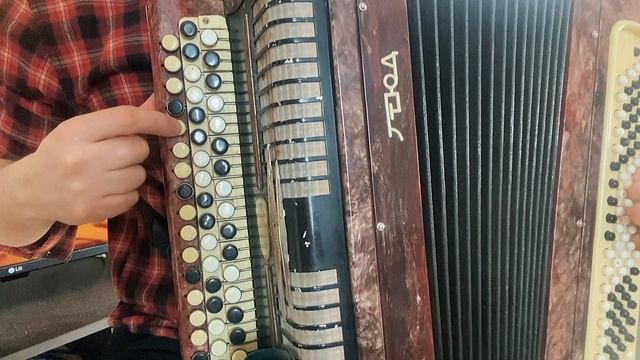 Как всегда, с баяном)) "Растет растет, возле дома калина"Учимся играть! смотреть онлайн