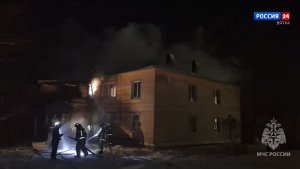 Пожарные спасли из горящего ночью в Орлове дома 4 человек