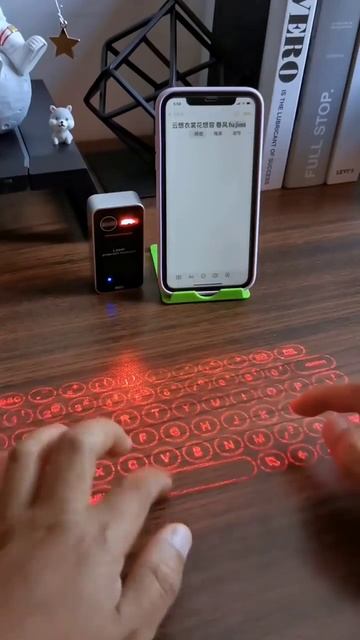 Портативная клавиатура, которую можно подключать как к телефону, так и к компьютеру.