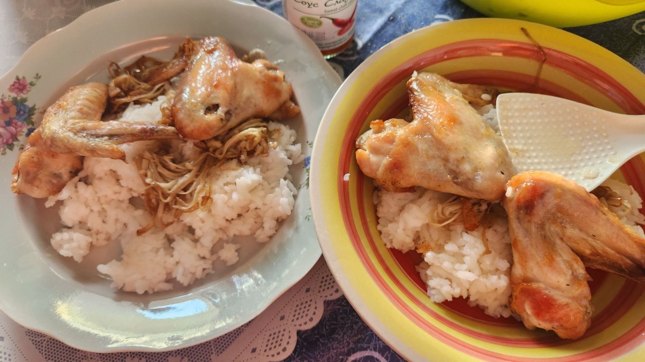 Обед с куриными крыльями с грибами еноки и рисом 🐔🪽🍄🌰🍚