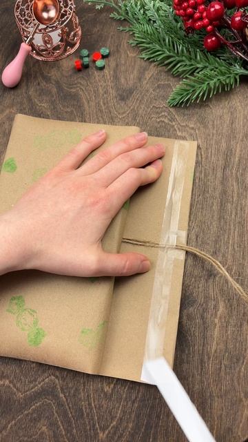 Новогодняя магия: упаковываем книгу красиво #книга #упаковка #новыйгод #подарок смотреть онлайн