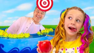 Настя и Папа веселятся в парке развлечений в Турции