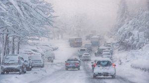 На Казахстан обрушился снежный шторм, непогода парализовала движение на трассах