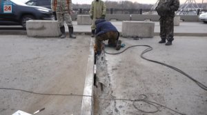 Движение ограничено: на Коммунальном мосту Абакана идёт ремонт деформационного шва