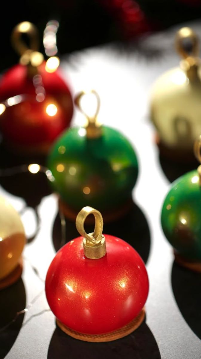 Видеоинструкция по созданию шоколадных петель для пирожных "шарик"