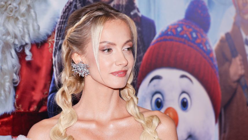 Донашивала чужую одежду и мечтала о кукле: тяжелое детство Полины Максимовой