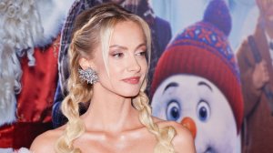 Донашивала чужую одежду и мечтала о кукле: тяжелое детство Полины Максимовой