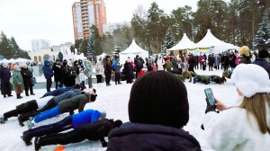 Народные забавы: отжимания по 10 раз на снегу на фестивале Уральские пельмени на Николу Зимнего
