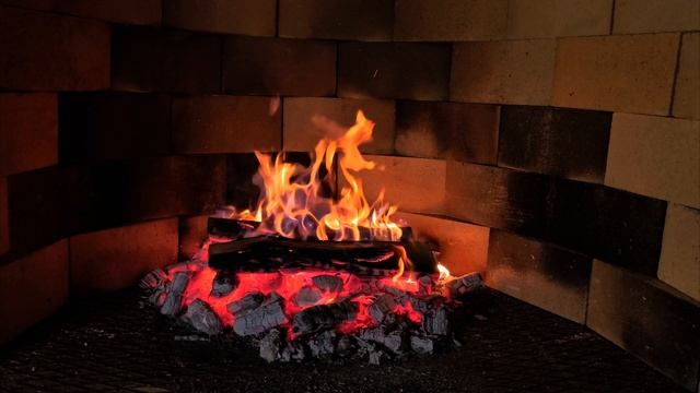 видео  4К,  480 FPS. Огонь в камине