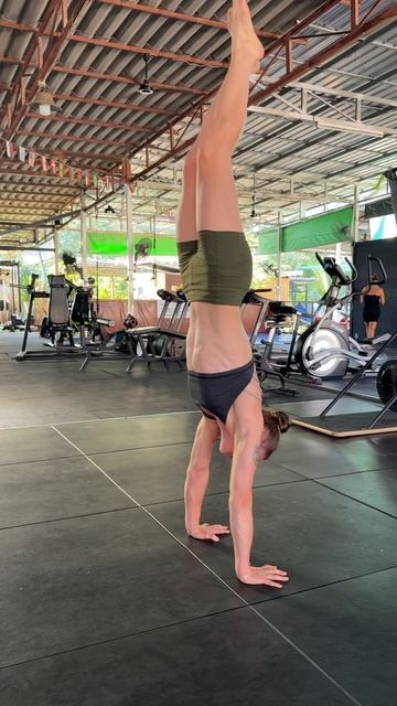 Выход в стойку с прыжка