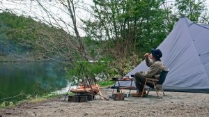 Кемпинг на берегу озера. Отдых на природе