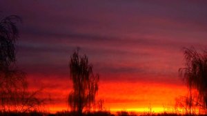 Алый рассвет перед снежным фронтом над городом Вязники 16.12.2025