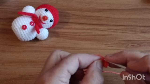 Снеговичок крючком. ч. 2.ручки , колпачок, сборка. смотреть онлайн