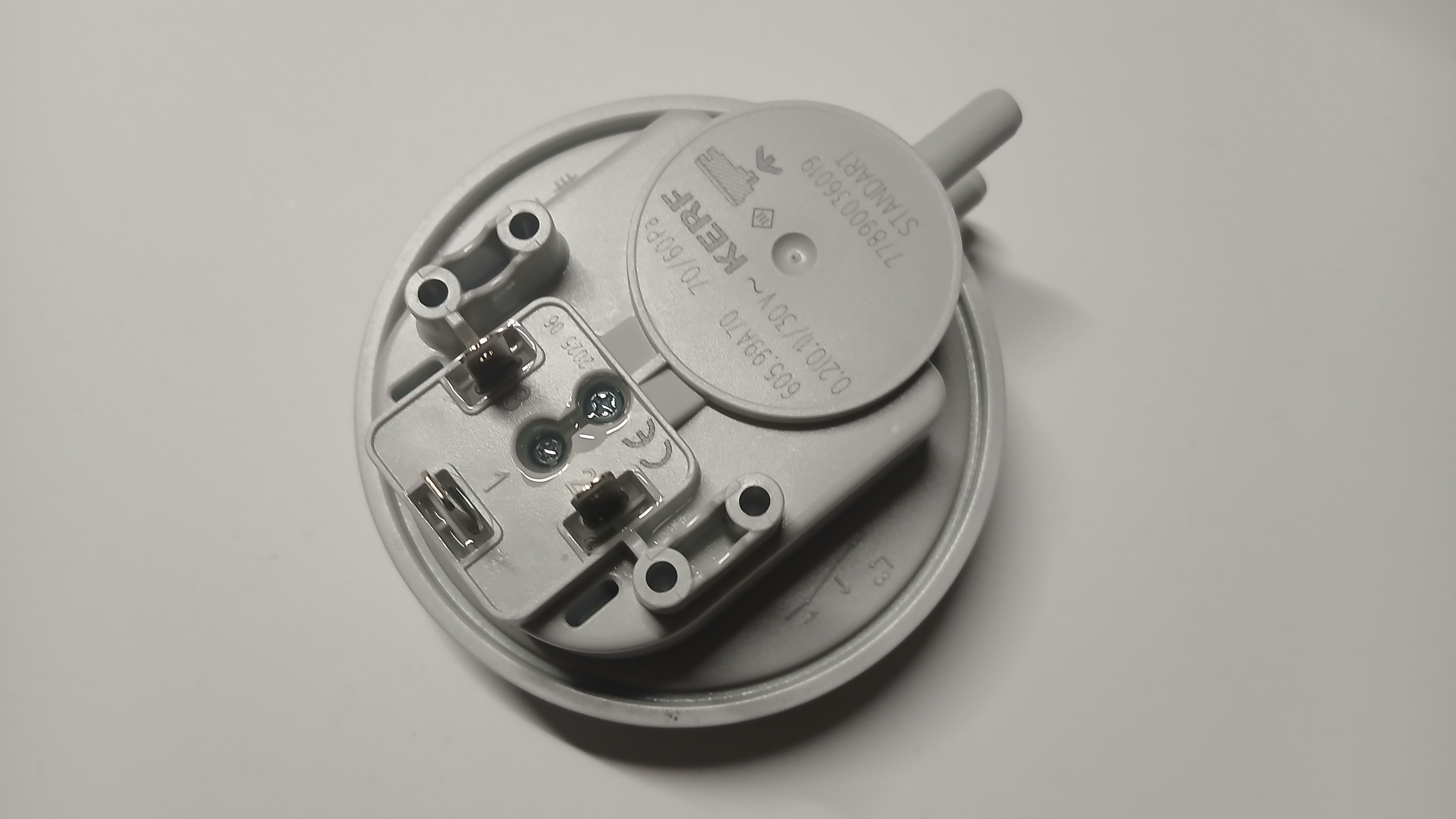 Показываю как выглядит пневмореле, прессостат для котлов Baxi смотреть онлайн