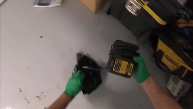 КОНТЕЙНЕРЫ В КАНАДЕ. НАШЛИ ИНСТРУМЕНТЫ.(CANADOSЫ)