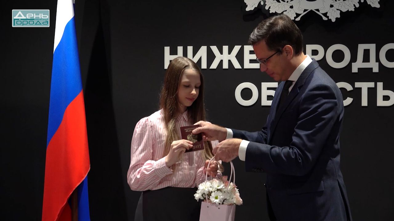 Юрий Шалабаев вручил ребятам  паспорта в музее СВО смотреть онлайн