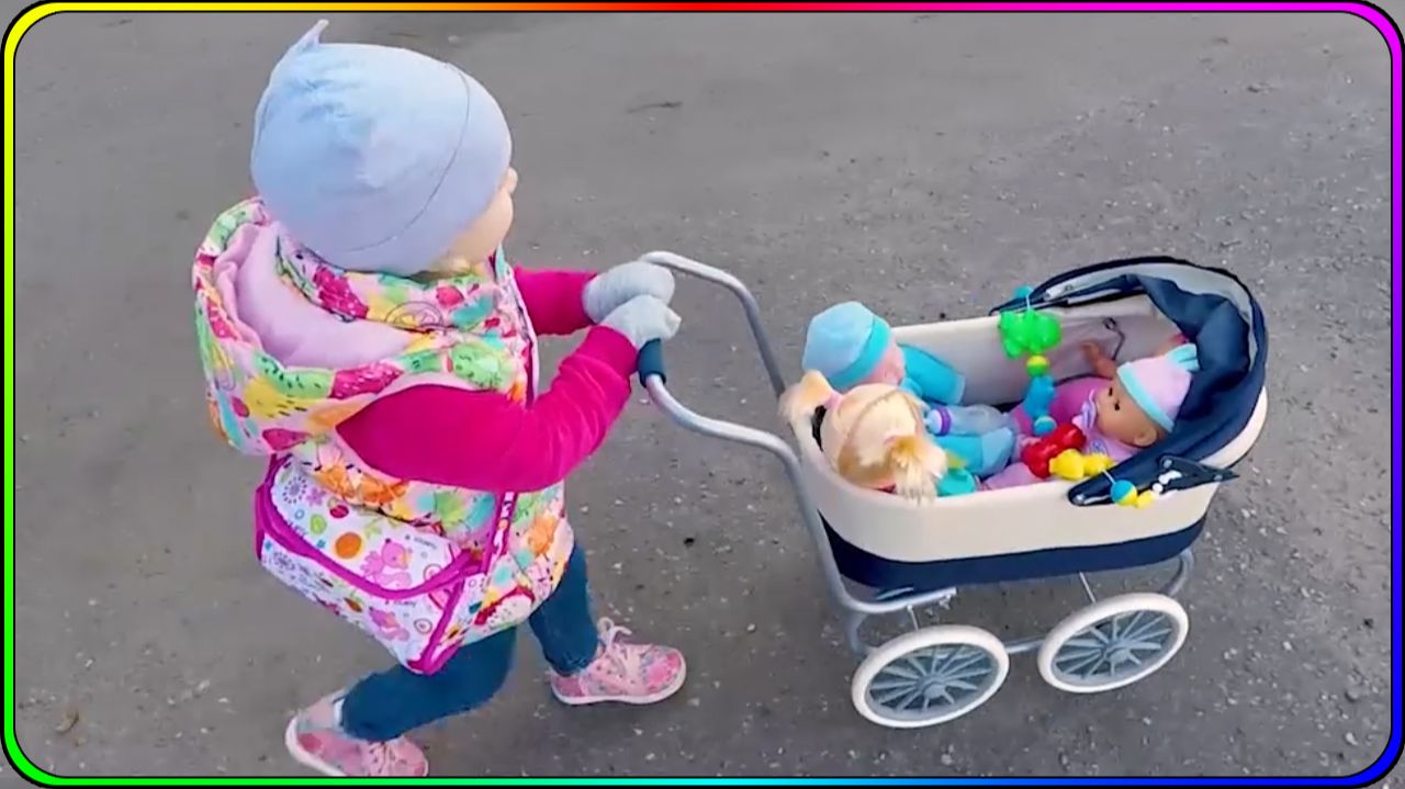 Игры на улице Тома и Витя: куклы, пчелы, детская площадка и сладости