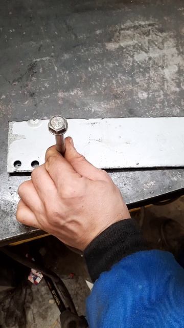 Идеально ровное отверстие с помощью болта и гайки.