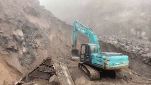 Добыча песка экскаватором Kobelco sk 200. Индонезия.