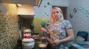 Моё утро. Натянули потолок. Съездила за домашним  мяском и салом.