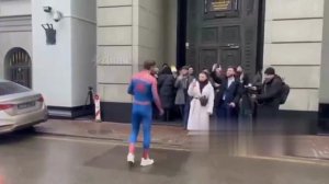 На заседание суда по делу Долиной приехал Человек-паук

Но внутрь его не пустили.