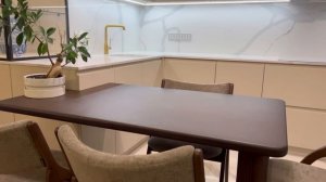 Обзор кухни с фасадами из натурального шпона и эмали