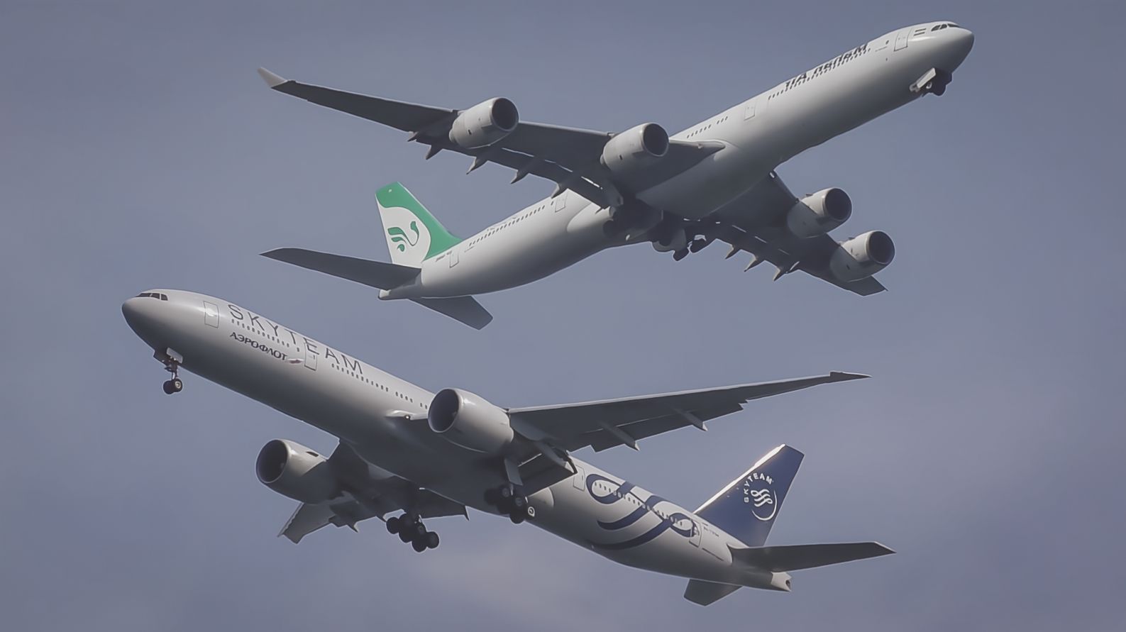 Шереметьево SVO. Подходы самолетов крупным планом к глиссаде смотреть онлайн