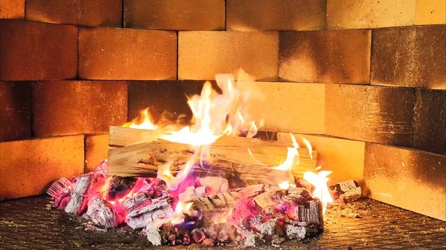 видео  4К,  480 FPS. Огонь в камине