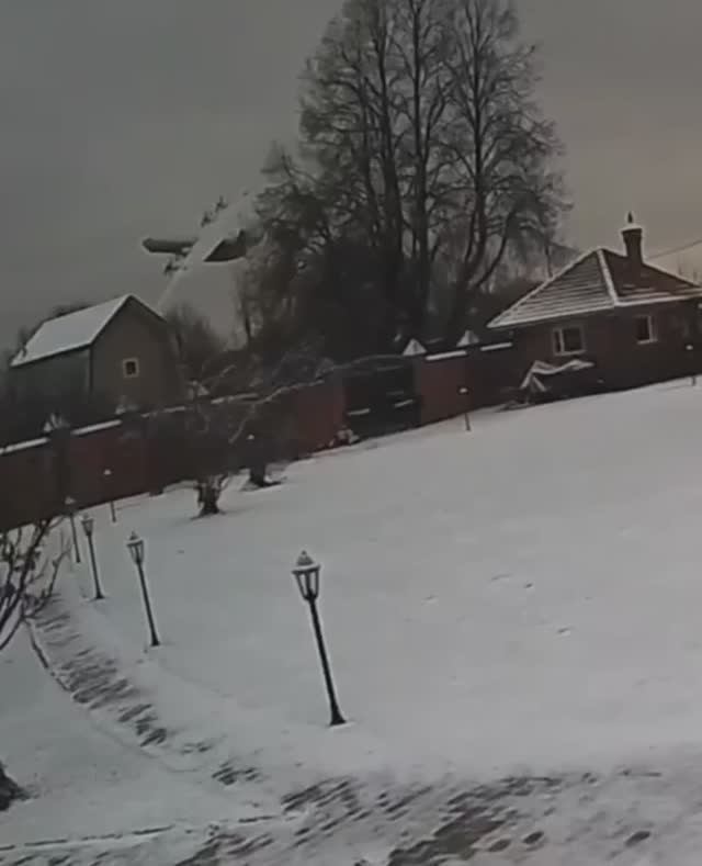 кадры крушения Ан-22 в Ивановской области — при крушении борт развалился пополам.