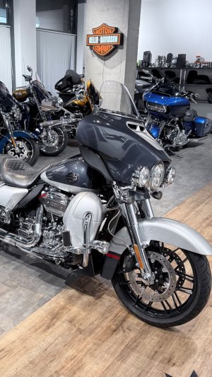2019 CVO Street Glide 117 Magnetic Grey Fade ÖHLINS