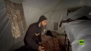 شاهد.. معاناة نازح عصفت الرياح والأمطار بخيمته في غزة