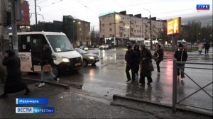 В Махачкале уже три месяца пассажиры могут платить за проезд не только наличными,