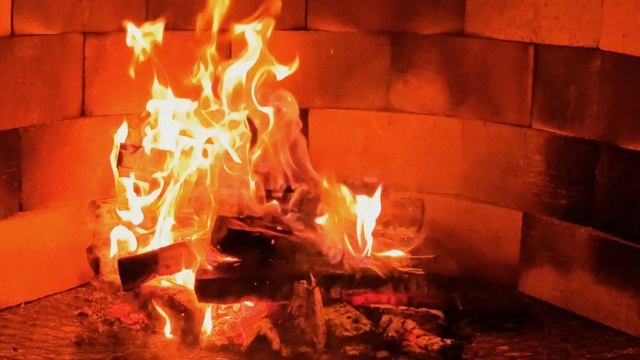 видео  4К,  480 FPS. Огонь в камине