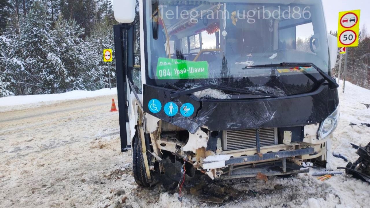 В Урае легковушка столкнулась с пассажирским автобусом