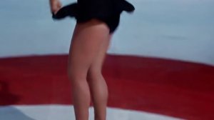 Девушка танцует.