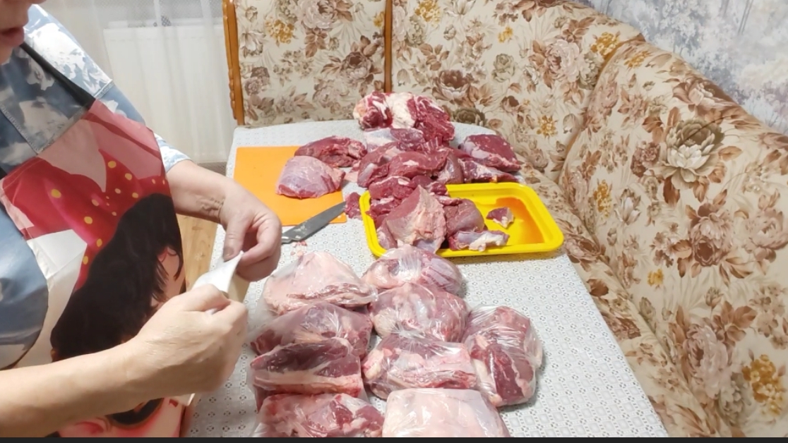 Бесподобный АРОМАТ // закупились мясом ДЕРЕВЕНСКИМ // перерабатываю МяСо // вкусное мясо 😋 смотреть онлайн