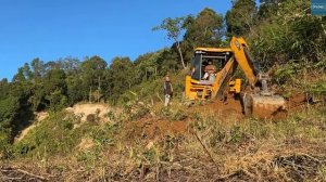Сложная горная местность - жители деревни наблюдают за строительством дороги на КРУТОМ склоне холма.