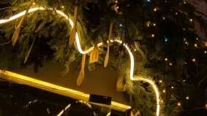 Новогодняя подсветка входной группы: эффектный вход в ресторан