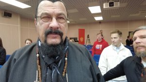 Стивен Сигал пришел на хоккей. Что о нем сказал Егор Сурин. Как сборная России победила белорусов