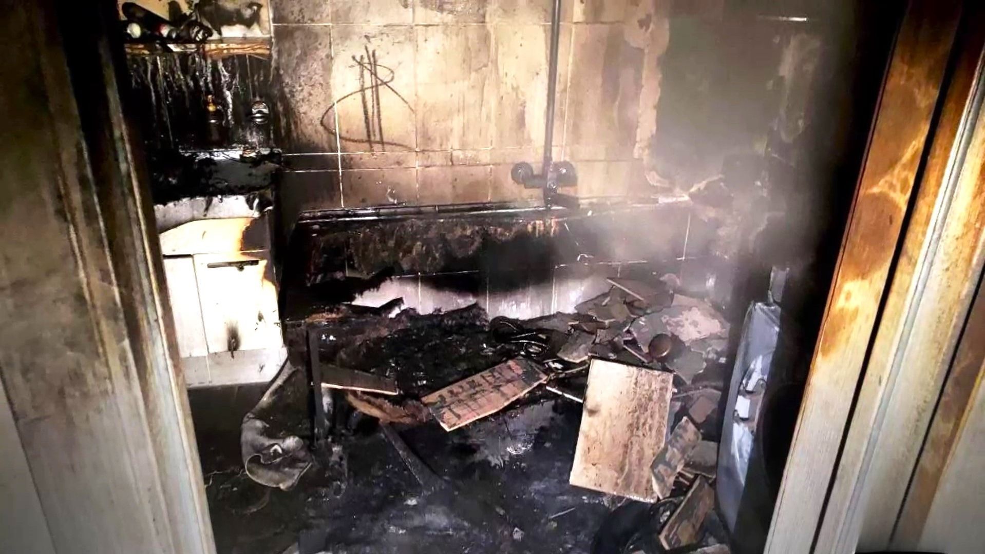 Нижневартовские пожарные вывели из горящей квартиры ребёнка и взрослого