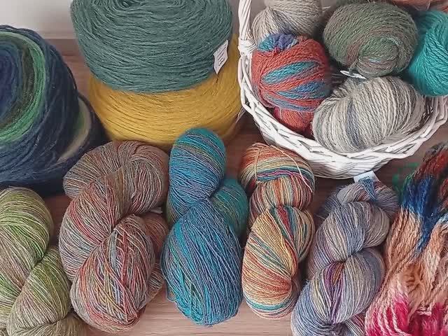 Теплый-теплый, шерстяной-шерстяной, цветной-цветной влог 1 серия #вязовлог #handmade #валяние смотреть онлайн