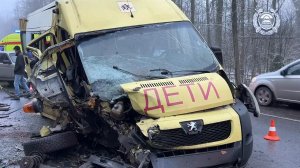 Микроавтобус с детьми столкнулся с легковушкой под Брянском: кадры с места ДТП