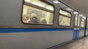 Поезд 81-740 уезжает