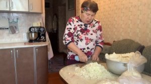 Идет заготовки капусты, для заморозки на зиму.